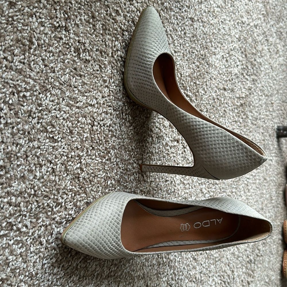 Aldo size 6.5 pointed heel used once